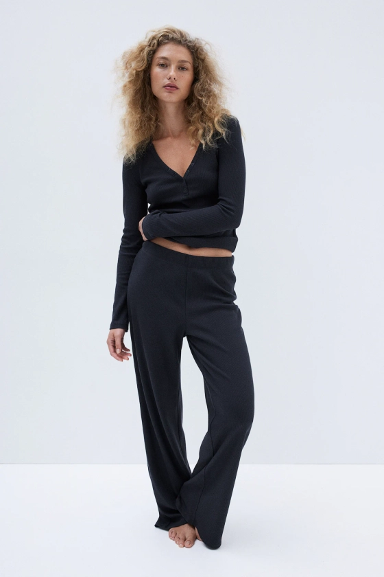 Pyjama gaufré - Encolure en V - Manches longues - Noir - FEMME | H&M FR