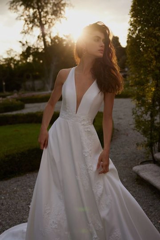 Elegant & Classic Wedding Dresses - Bridal Collection Dresses