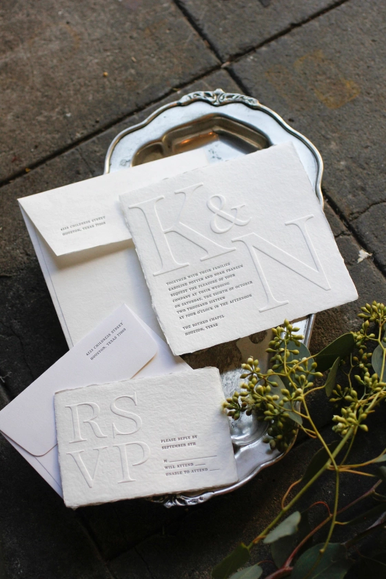 Oblación borde adornado papel blanco hecho a mano ciego en relieve tipografía invitación de boda / muestra de suite roma - Etsy España