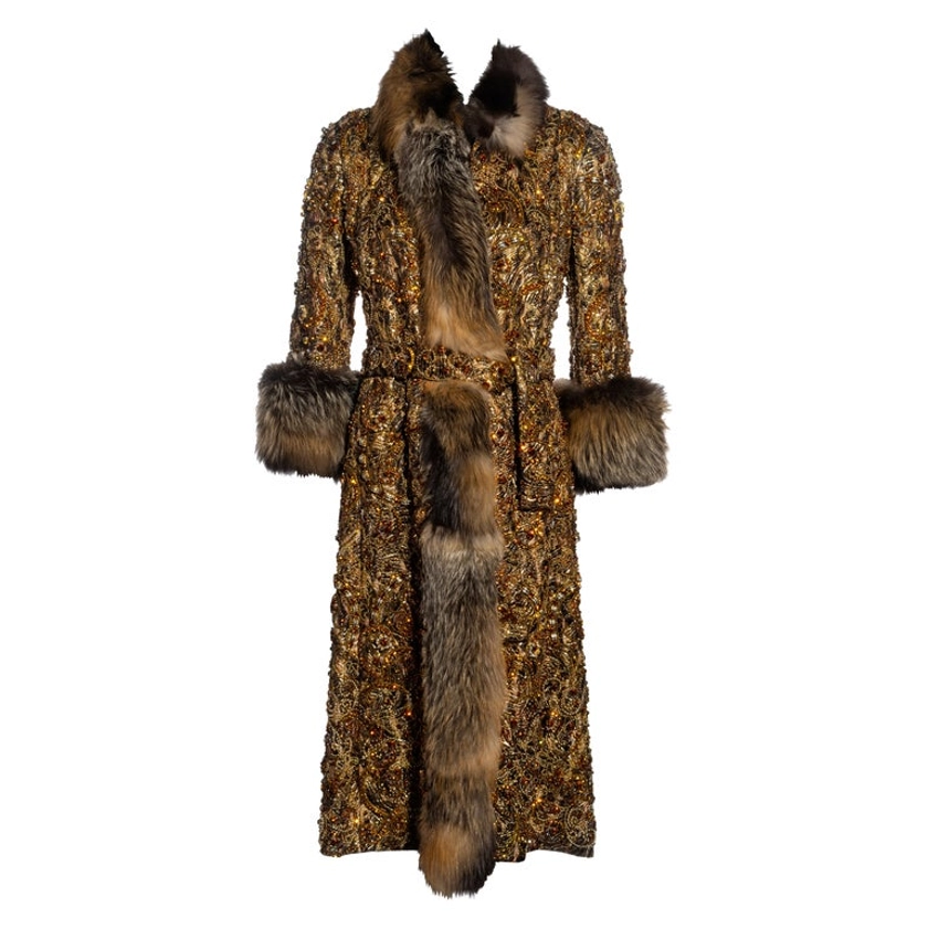Manteau du soir Dolce and Gabbana, orné de cristaux et de fourrure de renard, automne-hiver 2004 En vente sur 1stDibs