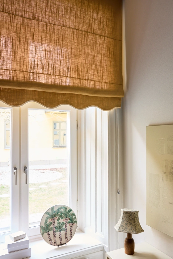 Roman blind in linen with a decorative wave design. | Gotain