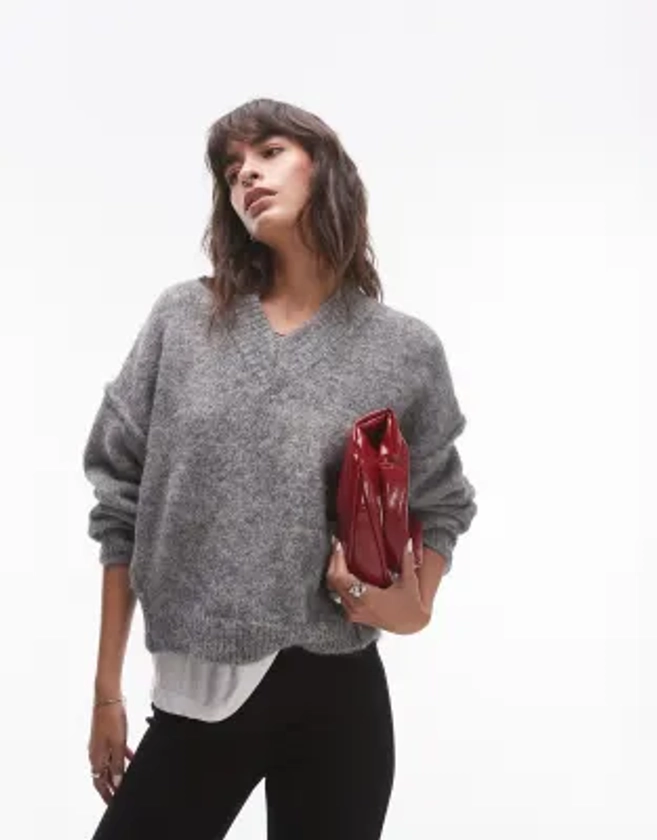 Topshop - Pull en maille duveteuse à col en V montant - Gris | ASOS