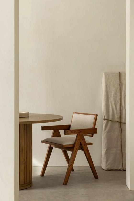 Chaise de salle à manger rembourrée en bois de frêne avec accoudoirs Lali