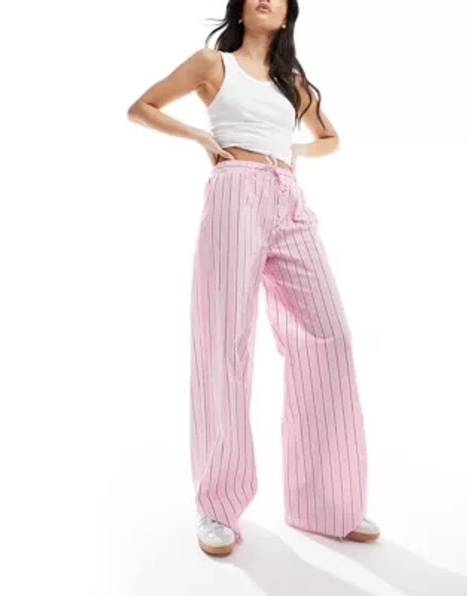 ASOS DESIGN - Pantalon ample en popeline de coton à rayures - Rose