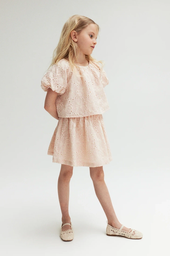 Broderie anglaise blouse - Round neck - Short sleeve - Powder pink/Floral - Kids | H&M GB