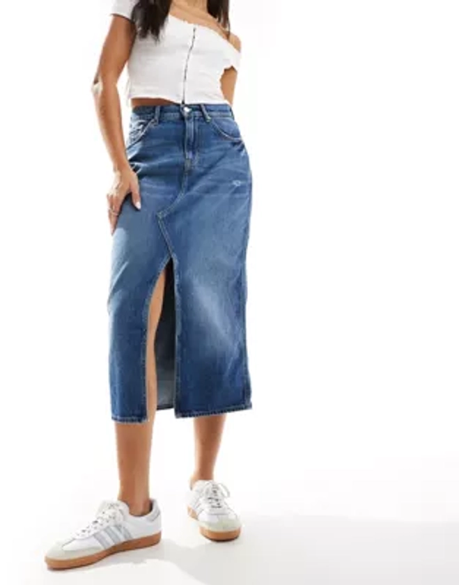Tommy Jeans - Claire - Jupe en jean mi-longue - Délavage moyen | ASOS