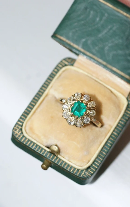 Clombie emerald and diamond daisy ring