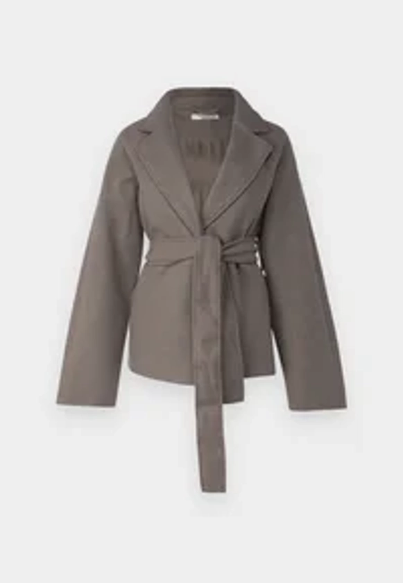 Gina Tricot BELTED SHORT COAT - Short coat - sand/green - Zalando