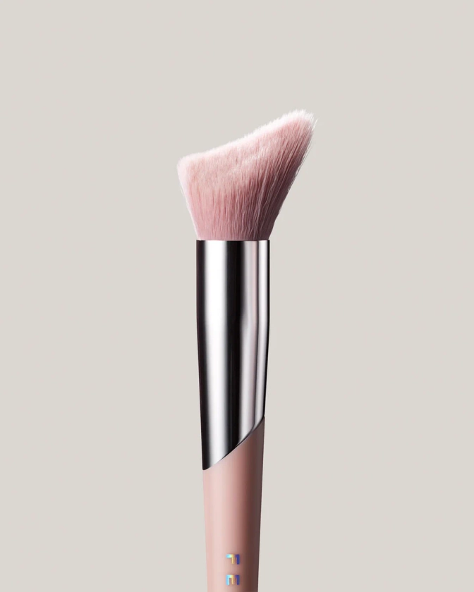 Cheek-Hugging Highlight Brush 120