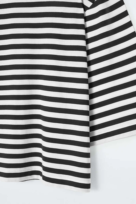 TRAPEZE T-SHIRT - BLACK / STRIPED - COS