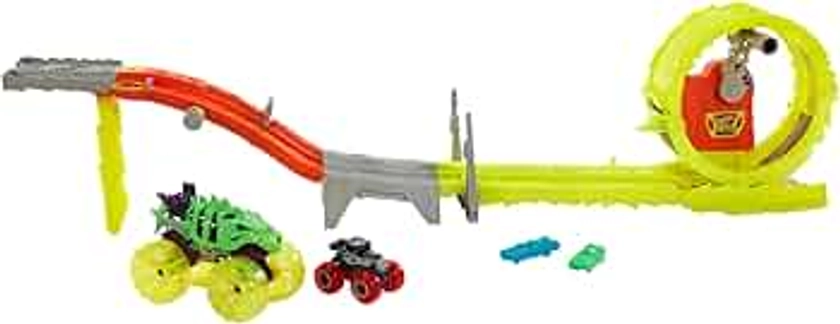 Hot Wheels Monster Trucks Track Set & 2 Toy Trucks: Oversized Skelesaurus & 1:64 Scale Bone Shaker, Race & Chase Challenge with 2 Crushed Cars