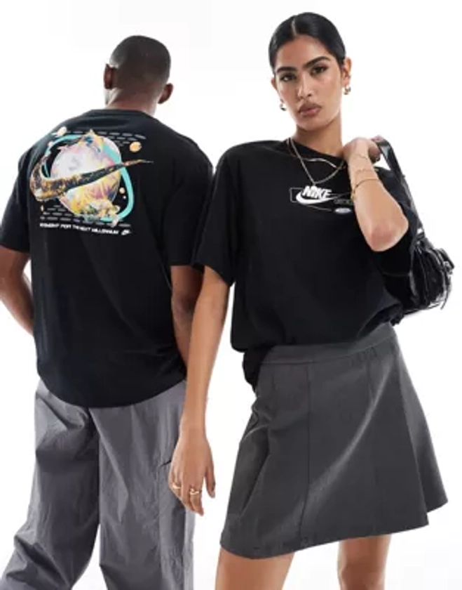 Nike - T-shirt à imprimé céleste au dos - Noir