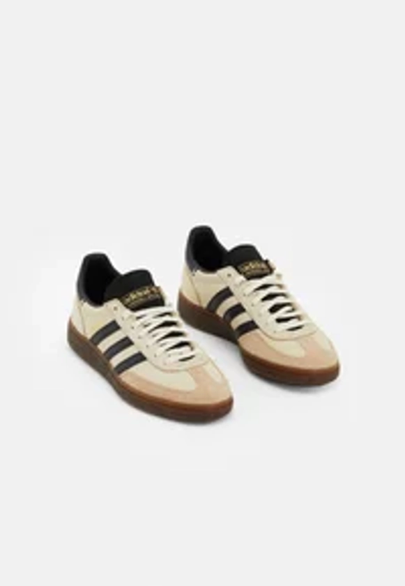 adidas Originals HANDBALL SPEZIAL UNISEX - Zapatillas - white/core black/magic beige/crema - Zalando.es