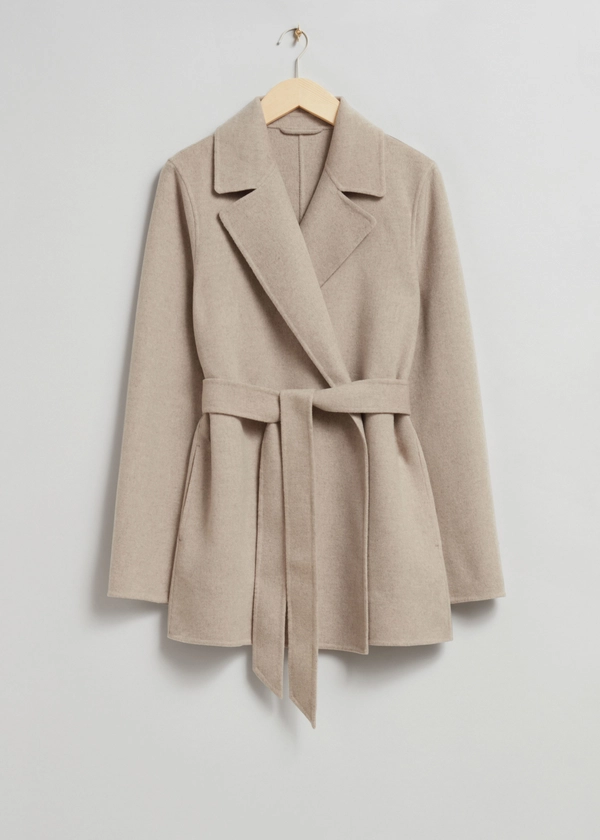 Manteau court ceinturé en laine