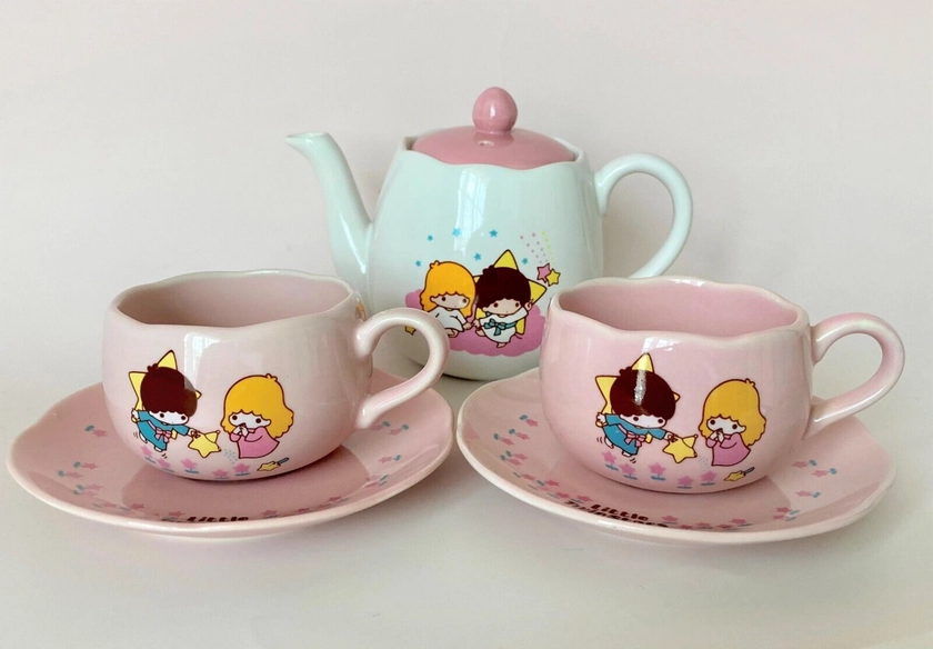 Rare ! 1976 * Little Twin Stars * Vintage Tea Pot W/ 2 Tea Cups & Saucers