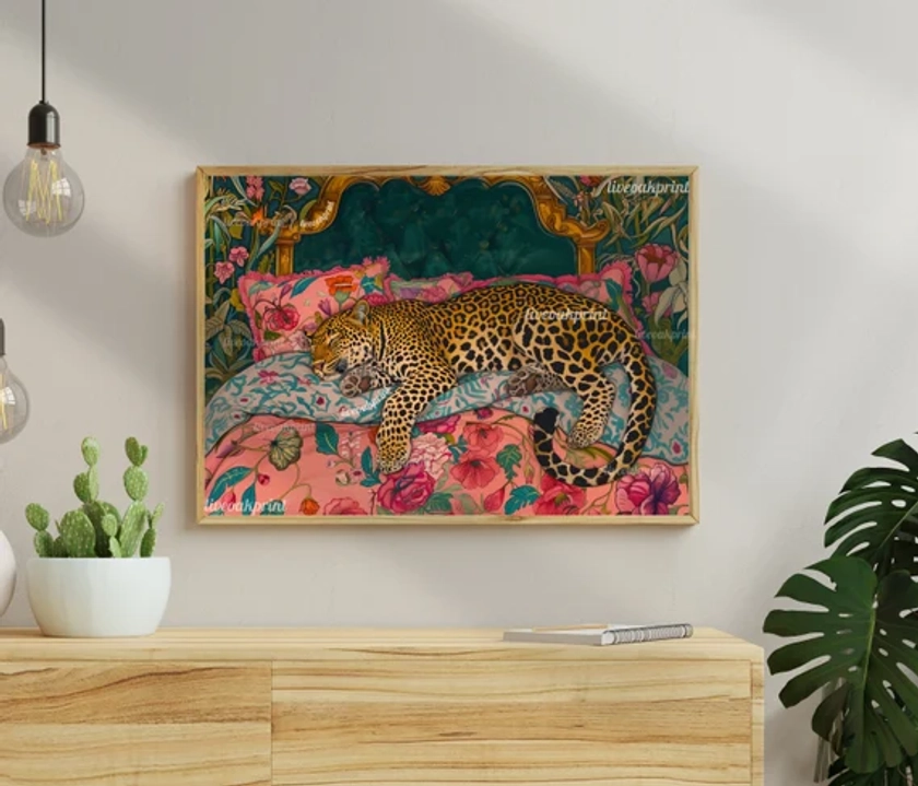 Léopard endormi dans un lit vintage - chambre à coucher léopard - art mural maximaliste - imprimé léopard - art mural léopard - décoration murale jungle