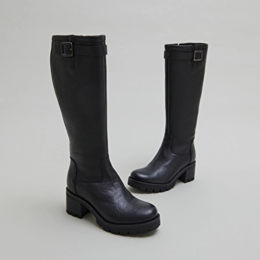 Boots with notched sole and buckle