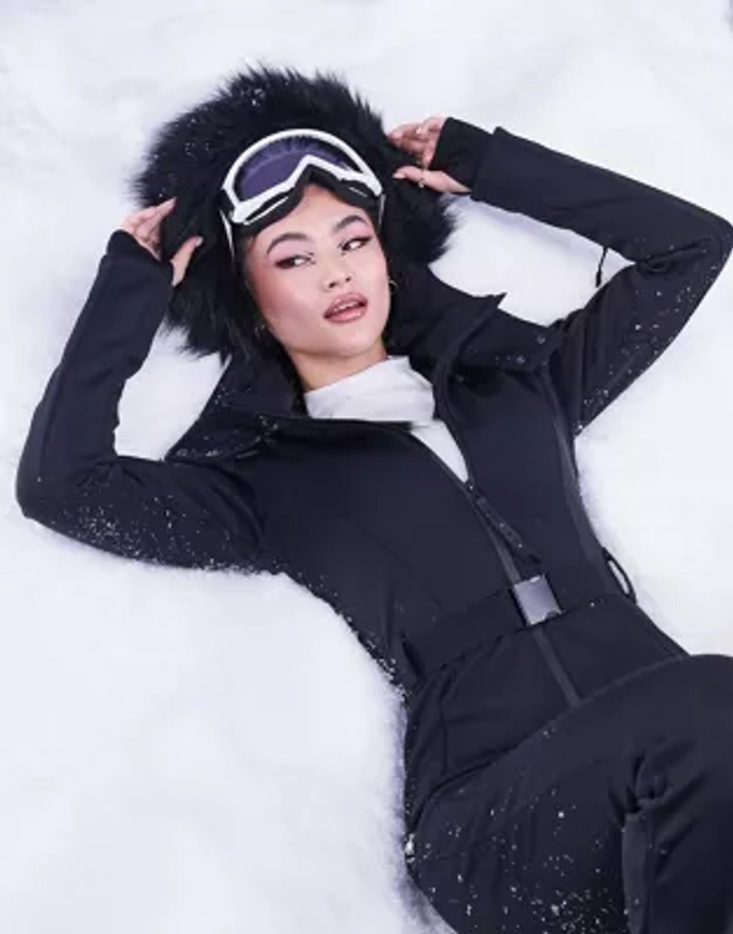 ASOS 4505 - Combinaison de ski évasée avec ceinture et capuche en fausse fourrure | ASOS