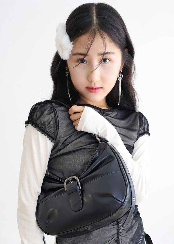 RIBBON BUCKLE SHOULDER BAG BLACK