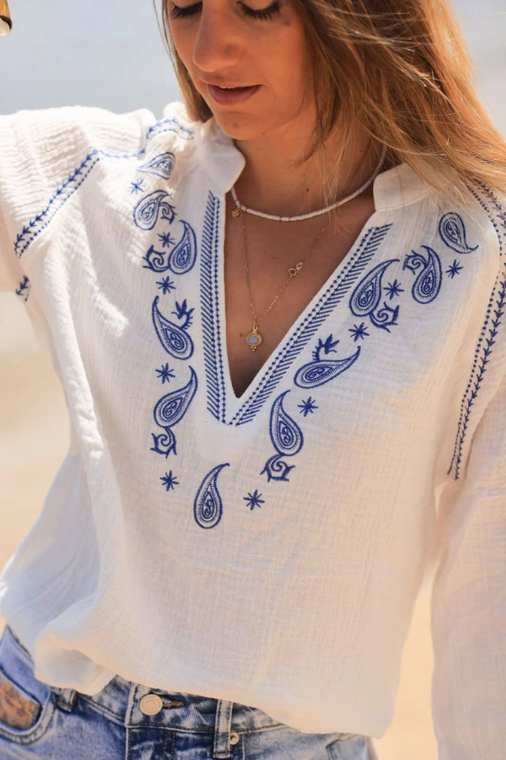 Blouse en gaze de coton blanc broderie cachemire bleu col