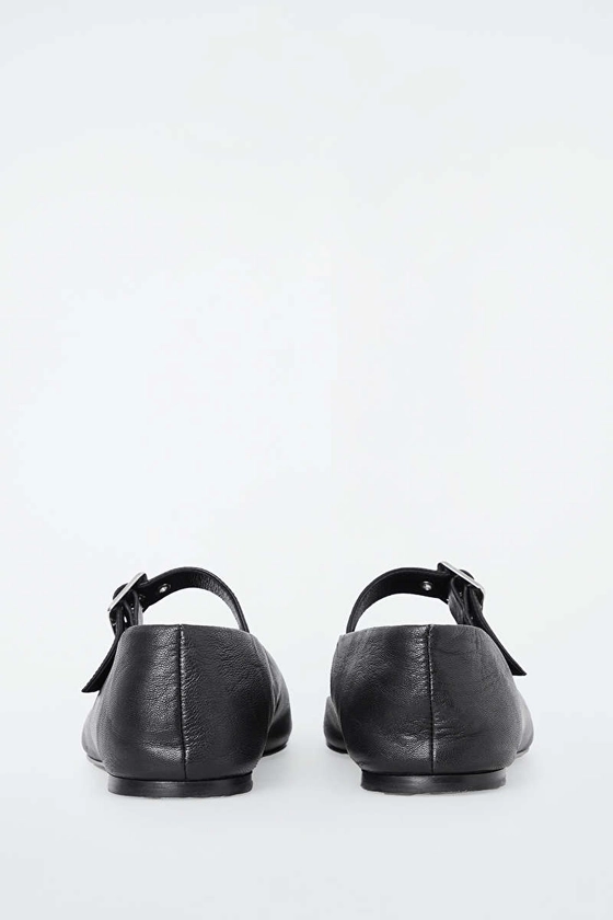 BALLERINES À BOUCLE - NOIR - Shoes - COS