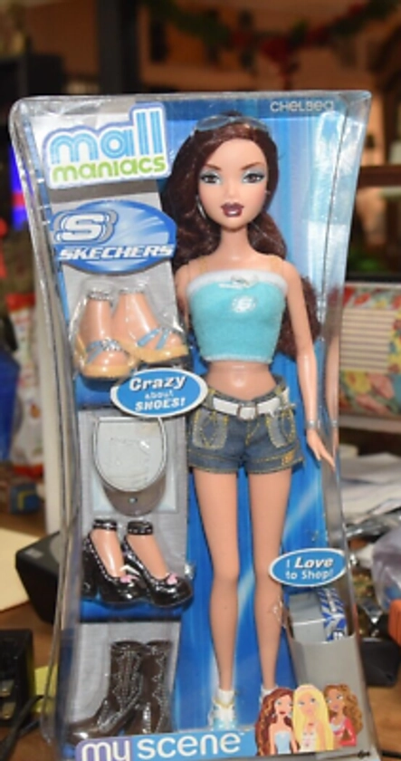 2005 Mattel My Scene Mall Maniacs Chelsea doll and Skechers Store Playset