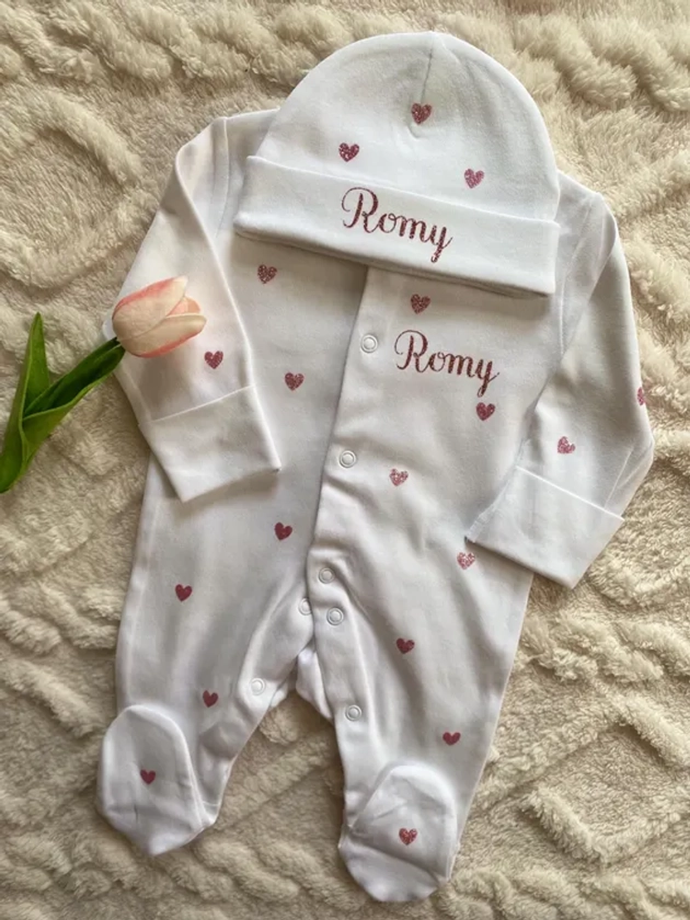 Ensemble pour naissance pyjama et bonnet bébé personnalisé petit coeur rose pailletée