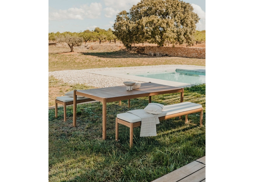 Ensemble table rectangulaire (200x100 cm) et 2 bancs de jardin en bois d'eucalyptus Aderyn