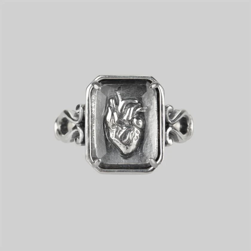 HEART KEEPER. Anatomical Heart Under Glass Ring - Silver