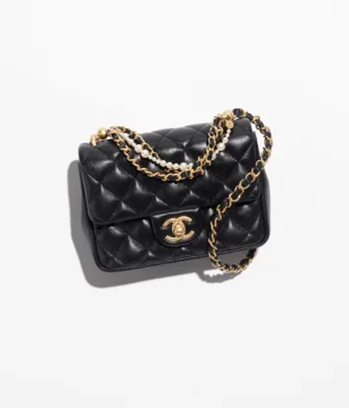 Mini flap bag, Glanzend lamsleer, imitatie parels & goudkleurig metaal, zwart — Mode | CHANEL
