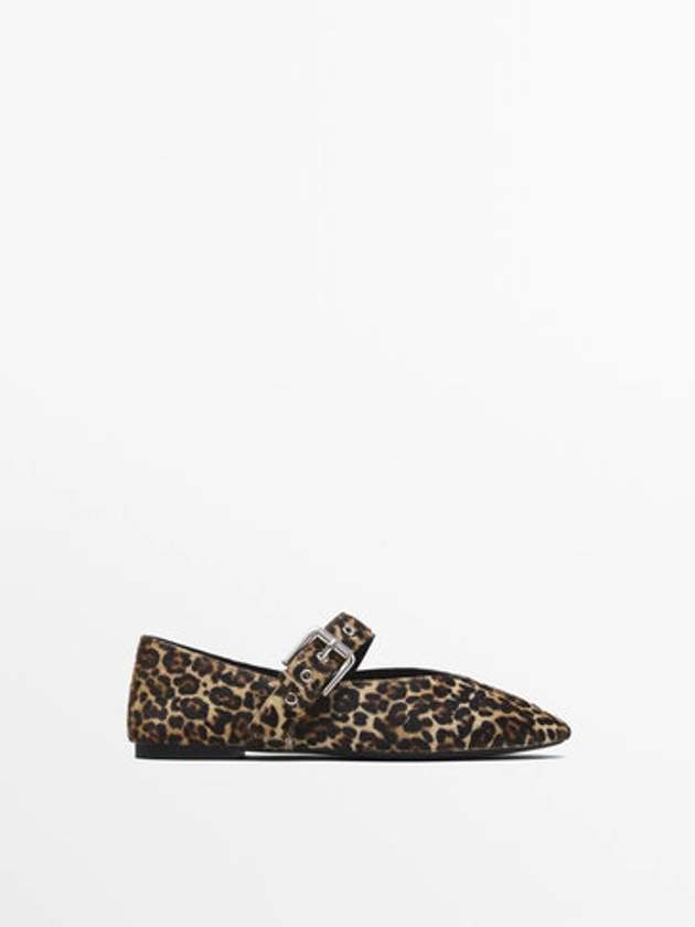 Μπαλαρίνες με αγκράφα animal print · ?????? · Flat Shoes | Massimo Dutti