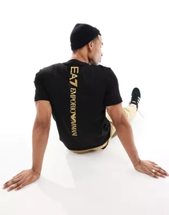 EA7 Emporio Armani - T-shirt avec petit logo doré imprimé au dos - Noir | ASOS
