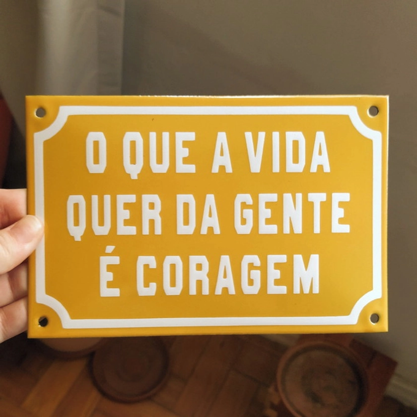 Placa Esmaltada "o Que a Vida Quer da Gente É Coragem"