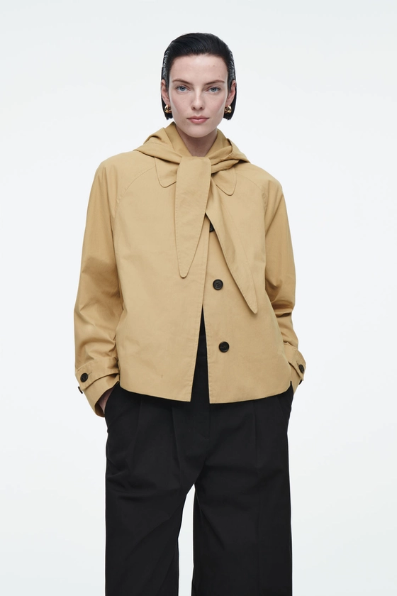 DETACHABLE-HOOD SHORT TRENCH COAT