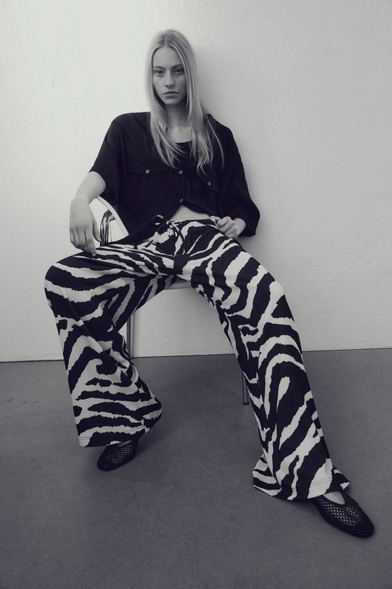 Pantalon large avec taille élastique - Noir/motif zébré - FEMME | H&M FR