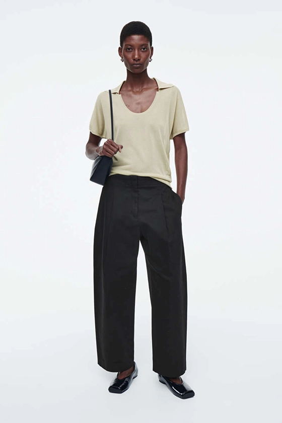 PANTALON CHINO PLISSÉ STYLE BARREL - Noir - Trousers - COS