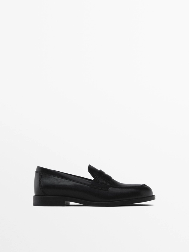 Mocassins en cuir avec patte · Noir · Chaussures Basses | Massimo Dutti