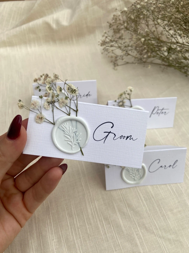 Gypsophila wedding name place cards with white wax seal - Etsy Italia