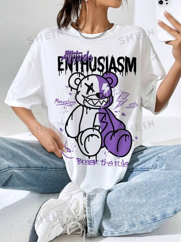 SHEIN EZwear T-shirt blanc Street Style pour femme avec impression de lettre de dessin animé d'ours, épaules tombantes surdimensionnées et col rond. L'attitude passionnée et merveilleuse de briser la règle.