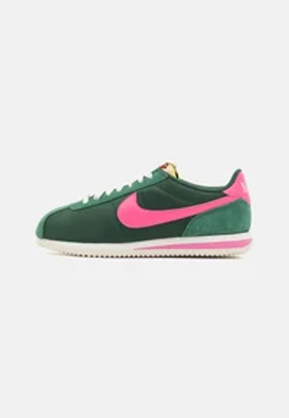 Nike Sportswear CORTEZ UNISEX - Baskets basses - fir/pinksicle/sail/team orange/black/vert - ZALANDO.FR