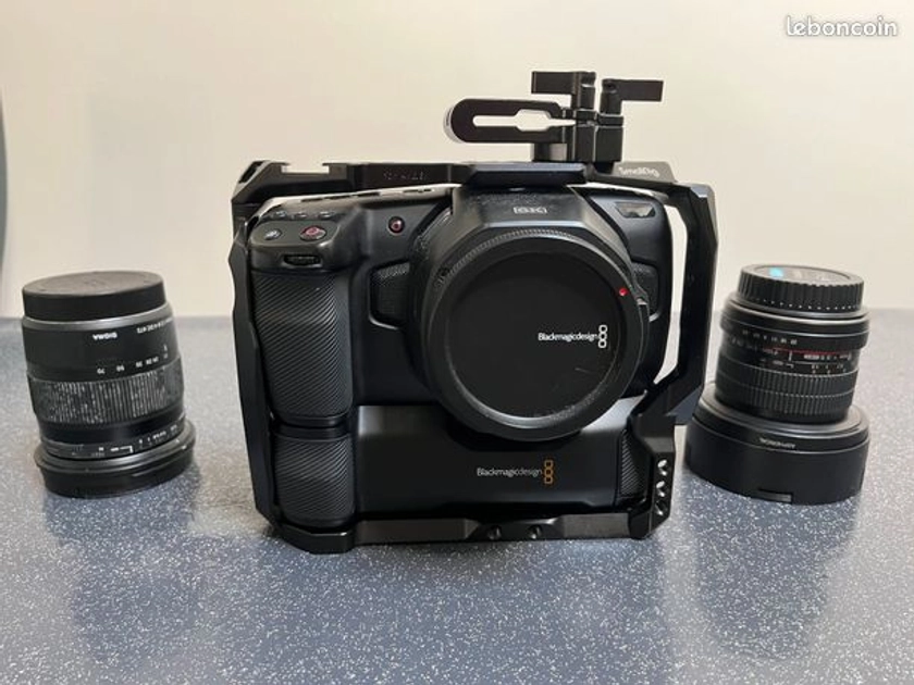 Blackmagic Design Pocket Cinéma 6k + Grip + Grille + 4 Batteries Lithium (dont 2 neuves) + 2 objectifs (SIGMA 17-70mm 1:2.8-4 + SAMYANG 8mm 1:3.5) + Porte disque dur SmallRig