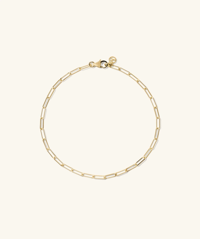 Your boyfriend denim just found its match with this thin gold bracelet for everyday. Shop the dainty 14k gold bracelet from Mejuri today.