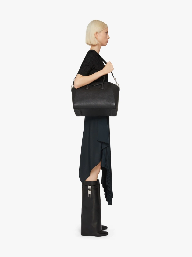 Medium Antigona bag in grained leather | Givenchy US | Givenchy