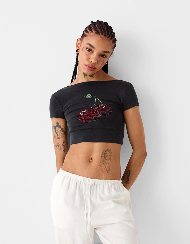 Cropped T-shirt with open back and rhinestones