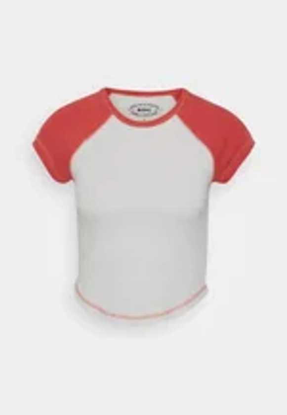 RAGLAN TEE - T-shirt imprimé - white/coral