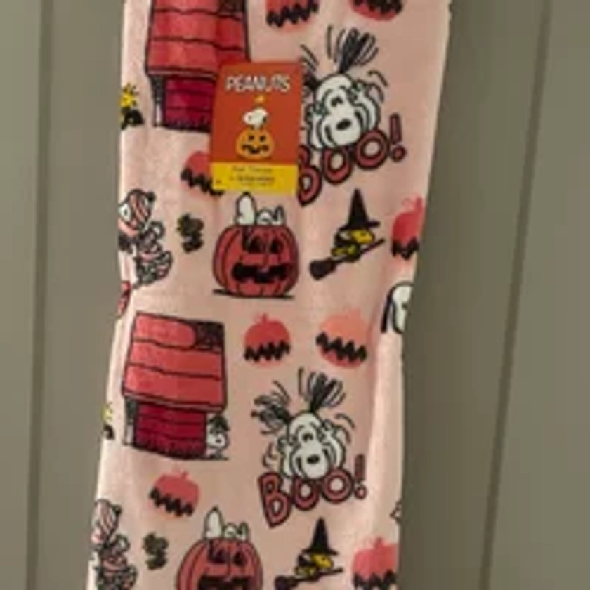 NEW WITH TAGS Pink Peanuts Halloween Blanket