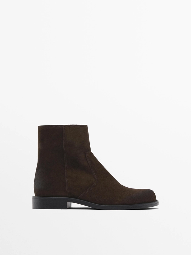 Bottines plates en croûte de cuir huilée · Marron · Bottes Et Bottines | Massimo Dutti