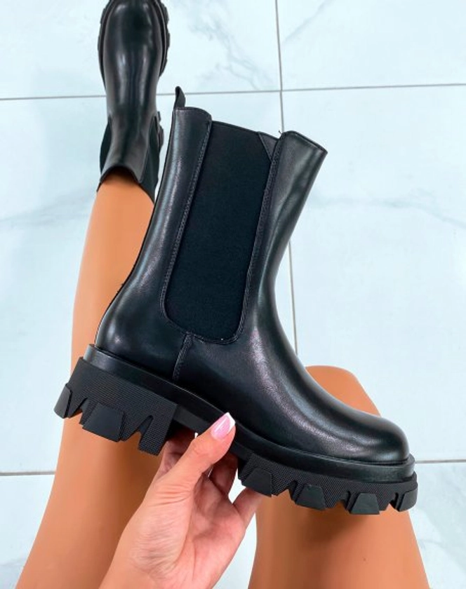 Bottines noires à semelle crantée et élastique sur le côté