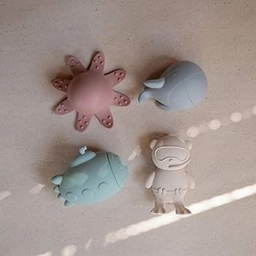 Mushie Jouet de Bain sur Le thème de la Vie Marine 4 Jouets flottants pour bébés, Tout-Petits et Enfants | Fabriqué à partir de Silicone de Alimentaire | Baleine, Plongeur, Poulpe et sous-Marin