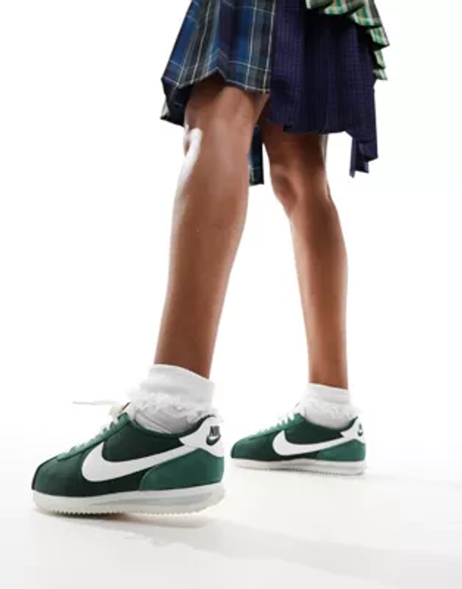 Nike - Cortez TXT - Baskets unisexes - Vert et blanc | ASOS